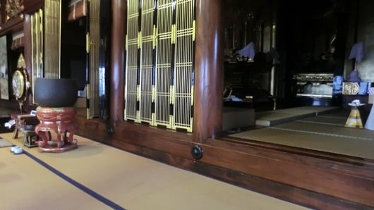 寺の本堂にある結界。内陣は一段高い空間。