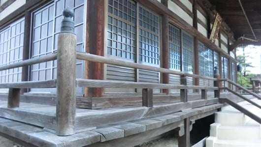 本堂の縁にある高欄と擬宝珠