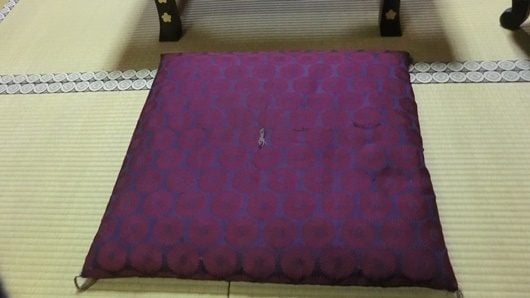 置く方向が間違えている座布団の例