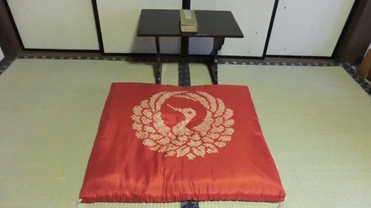 お坊さんの座布団は大きい。正方形の事も。