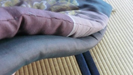 座布団の縫い合わせ有る無しの見た目の違い
