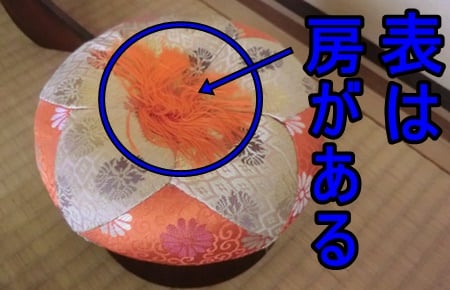 おりんの座布団の表面には房がある