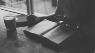 お経を読でんいるイメージ写真