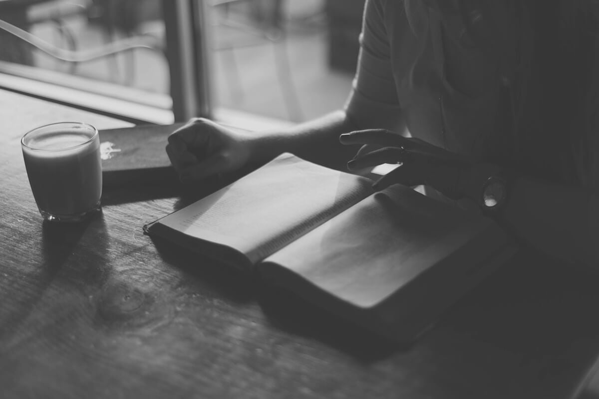お経を読でんいるイメージ写真