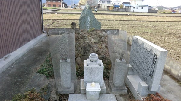香川信景家臣。香川大仲（たっちはん）の墓。