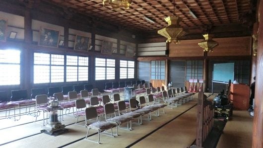 行事のためお寺本堂に椅子を並べる
