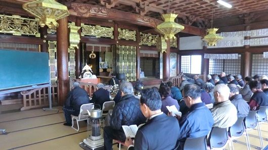 旧正月の節目にはお寺で読経。