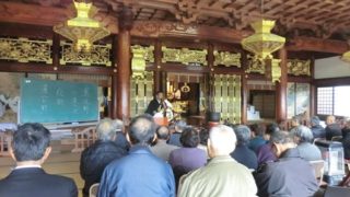 旧正月のお寺行事。読経後の法話。