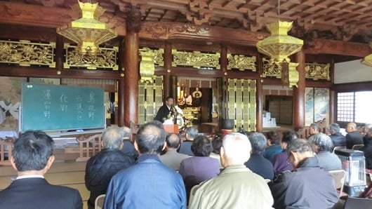 旧正月のお寺行事。読経後の法話。