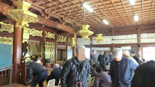 日本の旧正月。お寺にそろってお参りと焼香