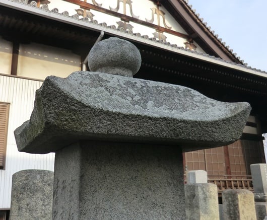 墓石上部。宝珠の形をしている。