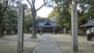 八十主神社の境内。正面に拝殿。