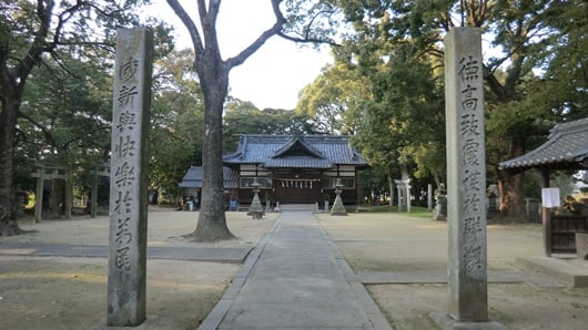 八十主神社の境内。正面に拝殿。