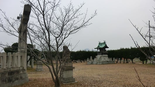 神事場。六郷忠魂社が建立されている。