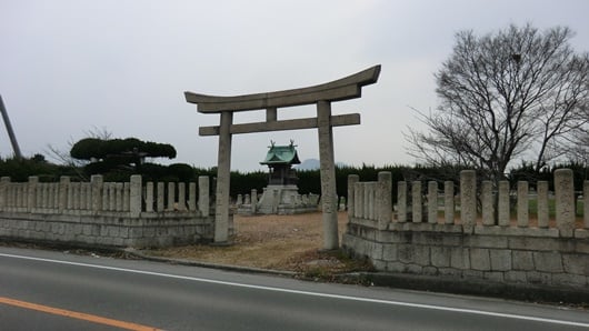 丸亀八十主神社の神事場。金倉川の沿いの土手。