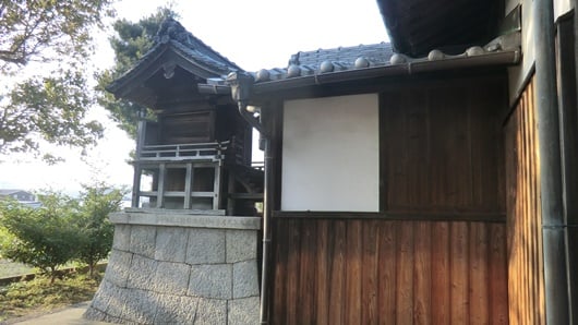 拝殿裏の本殿。