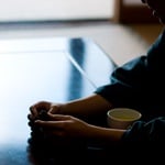 お坊さんには熱いお茶のイメージ