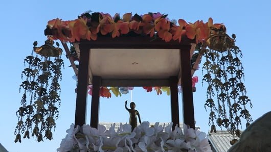 花まつりの行事。花御堂に誕生仏を飾る