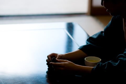 僧侶にはお茶を出すイメージ