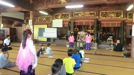 花まつりの稚児たち