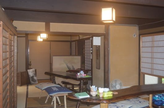 多度津お惣菜処てつやの食事場所の雰囲気