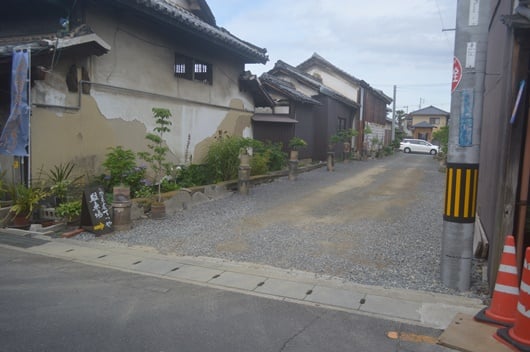 多度津町、藝術喫茶清水温泉の駐車場