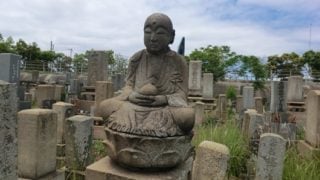 墓地の地蔵菩薩。両手で宝珠を持つ