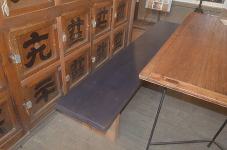 清水温泉の木の椅子