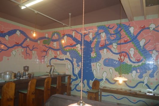 藝術喫茶清水温泉内の多度津をイメージさせる桜のアート