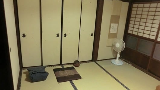 仏間に置かれている扇風機。お坊さんにとっては有難いが厄介でもある