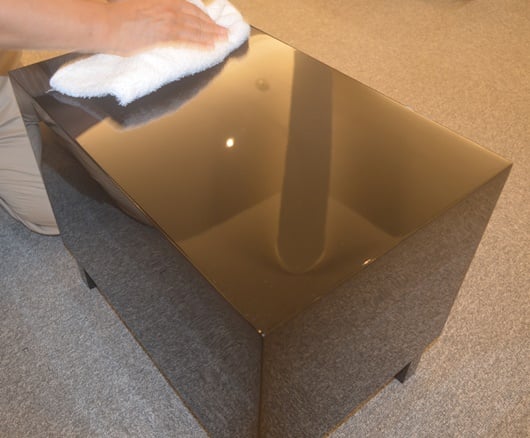 乾いた柔らかいタオルで、水気のある漆道具を拭き取る