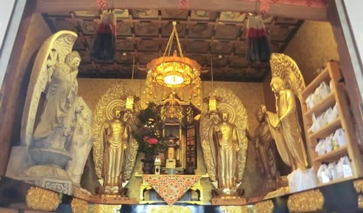 真宗興正派、郡家別院の納骨堂の仏像の様子