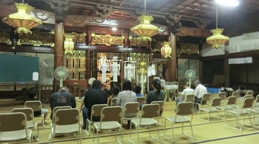 円龍寺の灯籠流し法要。まずは住職が本堂で読経を