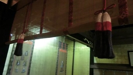 寺や神社にある白赤黒色の房がついた御簾
