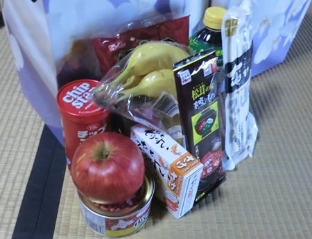 法事引き出物の箱の中身。食品の詰め方