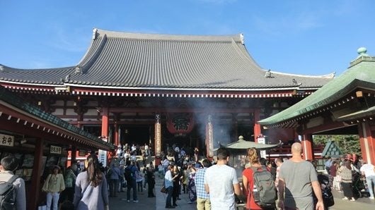 雷門で有名な浅草寺。聖観音菩薩をまつる聖観音宗の本山
