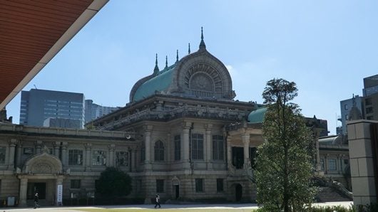 東京にある築地本願寺のモダンな外観。浄土真宗本願寺派の仏教寺院