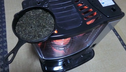 石油ストーブの上で茶葉を焙煎する