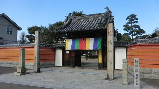 丸亀市の遍照寺の山門外観