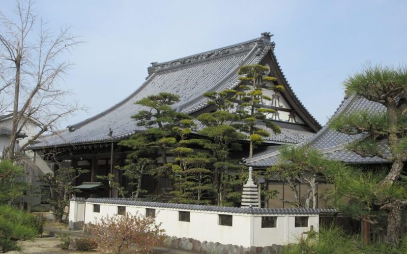 香川県丸亀市にある浄土真宗興正派の円龍寺の外観