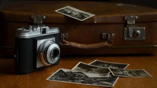 亡き人をモノクロの写真で写す
