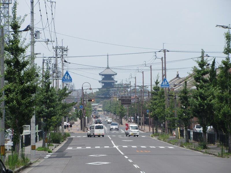 善通寺にもっとも近い弘法水の場所。御杖の井戸から善通寺南大門への道を見た光景。善通寺の五重の塔がはっきり見える。