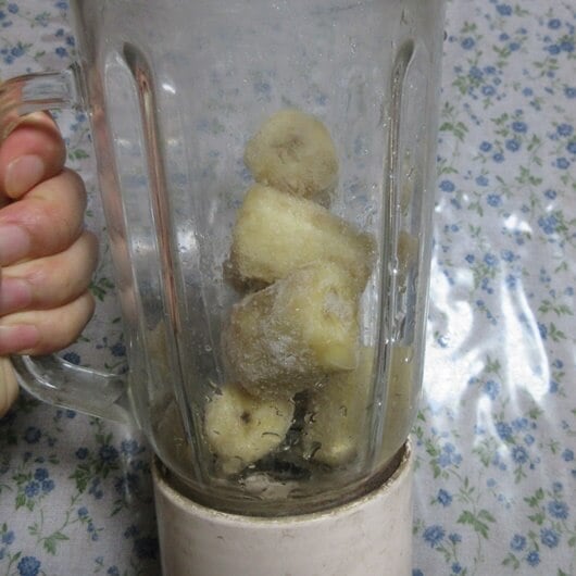 冷凍バナナをミキサーに入れる