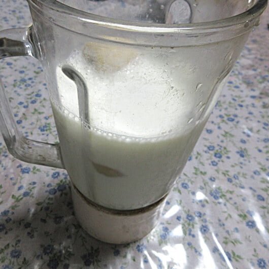 ミキサーに牛乳を入れる
