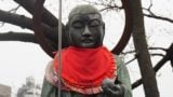 地蔵盆で拝むお地蔵さんの像