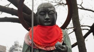 地蔵盆で拝むお地蔵さんの像