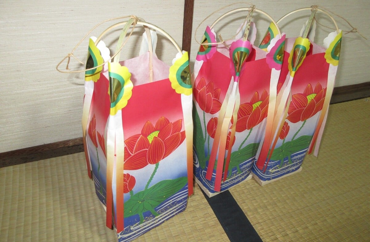 香川のお盆の墓灯籠