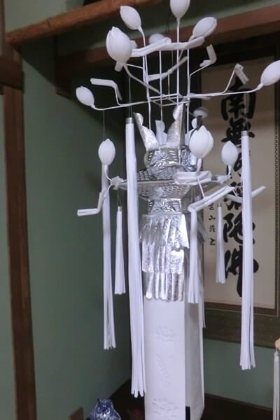 香川県のお盆に飾る白い吊り灯籠