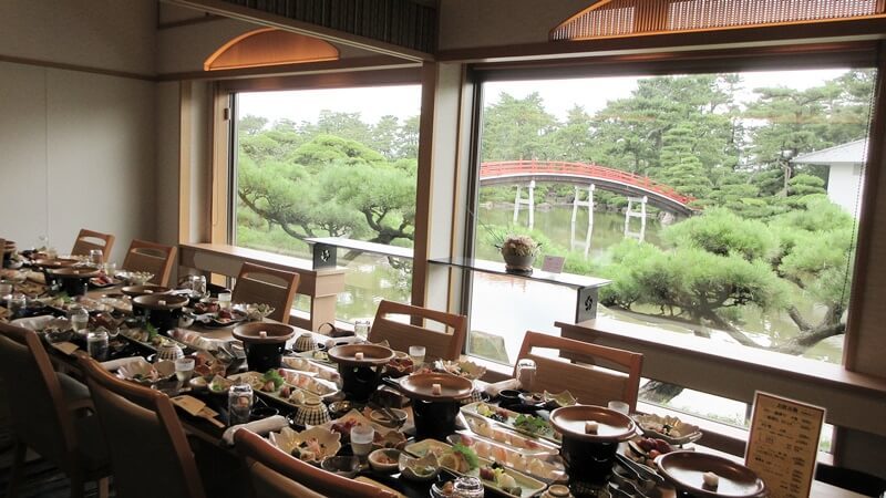 Look at the Daimyo garden (Banshoen) from the restaurant Kaifutei