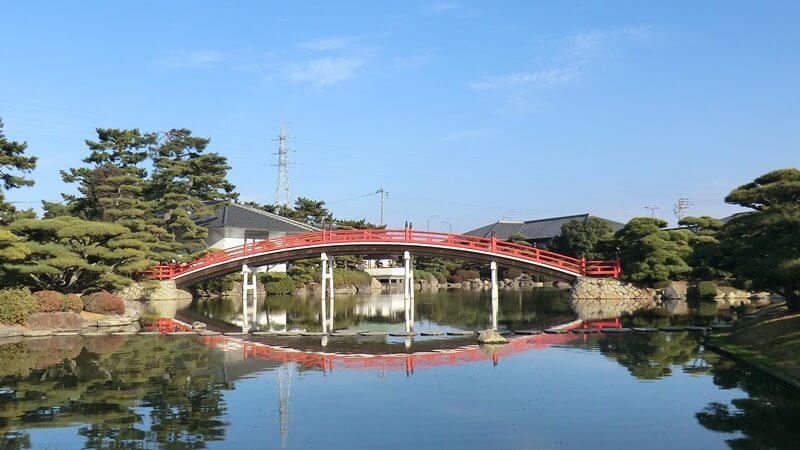Yogetsubashi is the largest bridge in Nakazu Banshoen.